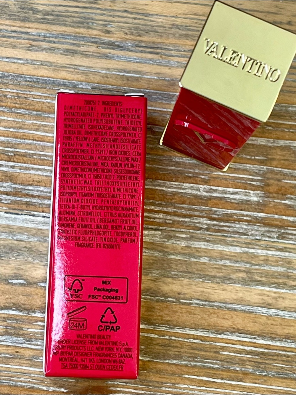 NIB Valentino Rosso Valentino Striking Matte Lipstick Full Size 3.4g - Picture 6 of 7